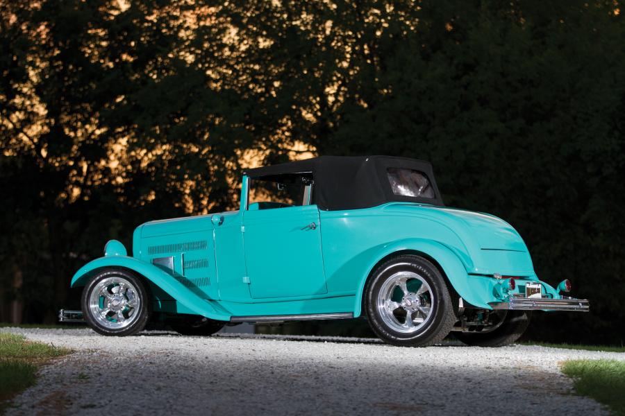  Ford Custom Cabriolet 1932 года  (фото 2 из 19)